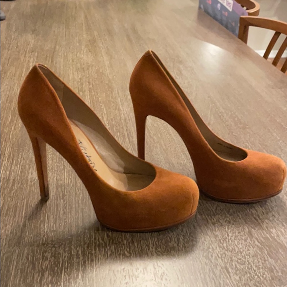 Pour la Victoire tan suede pumps